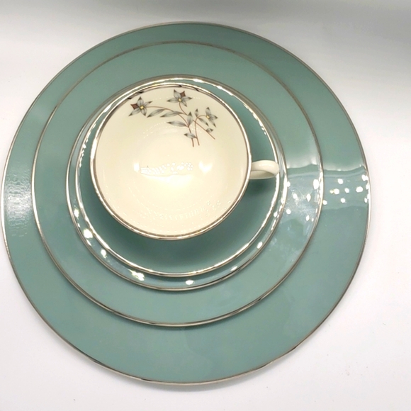 LENOX KINGSLEY X445 CHINA SERVICE for (4) 5 piece setting/ Platter/Replacements - Picture 8 of 16